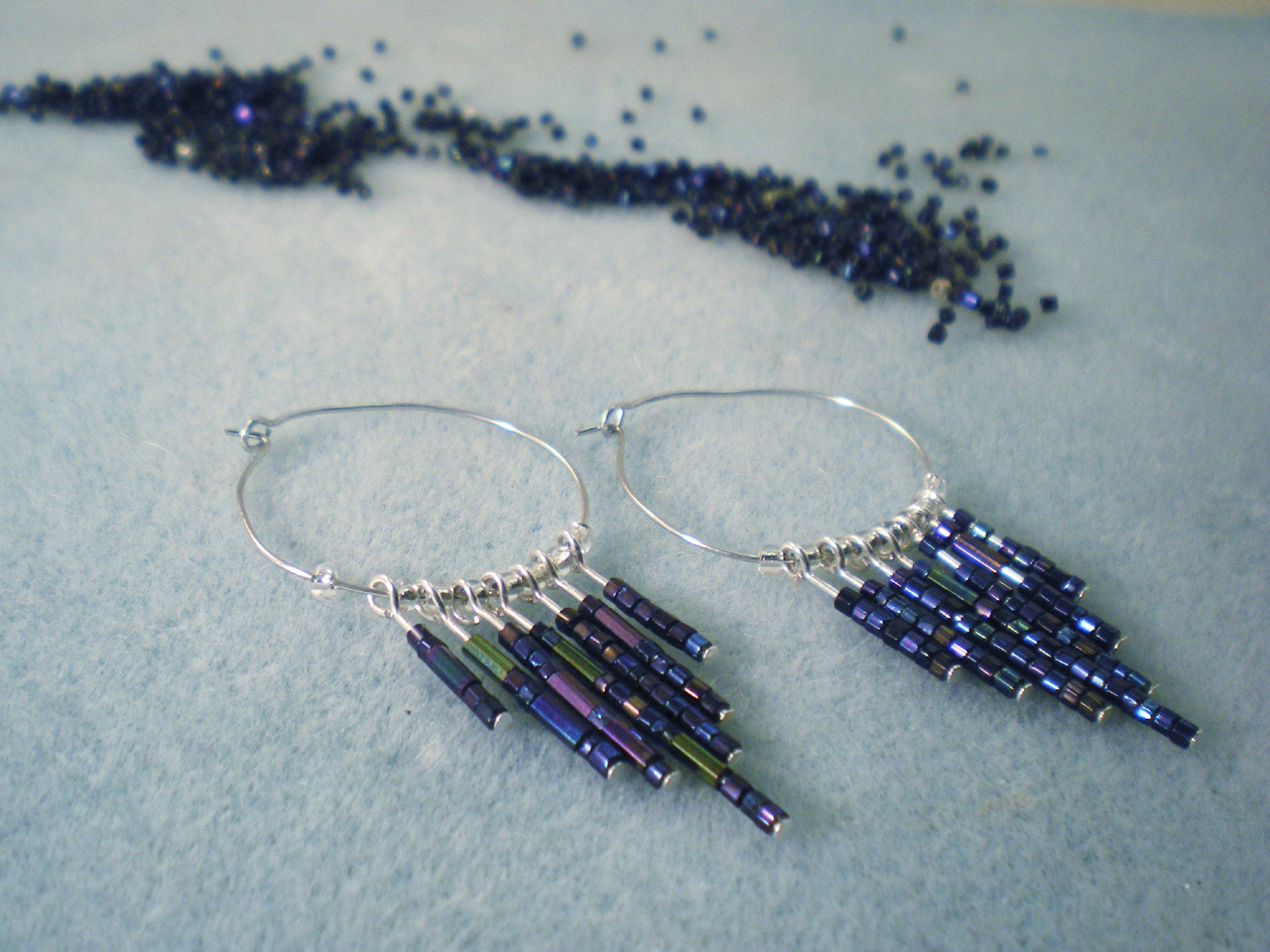 http://keepsakecrafts.net/blog/wp-content/gallery/beads-and-jewelry/seed-bead-dangle-hoop-earrings-still.jpg