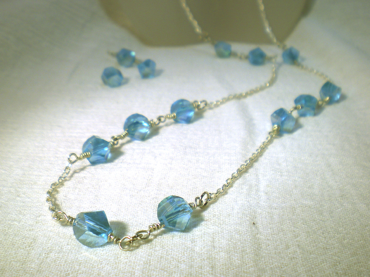 crystal-bead-and-wire-necklace-still-003