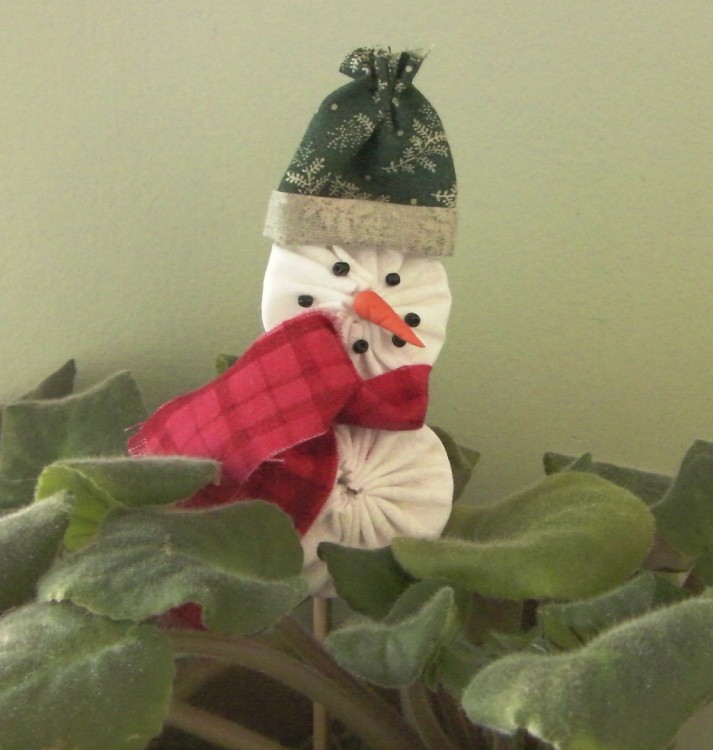 snowman-ornament-plant-poke