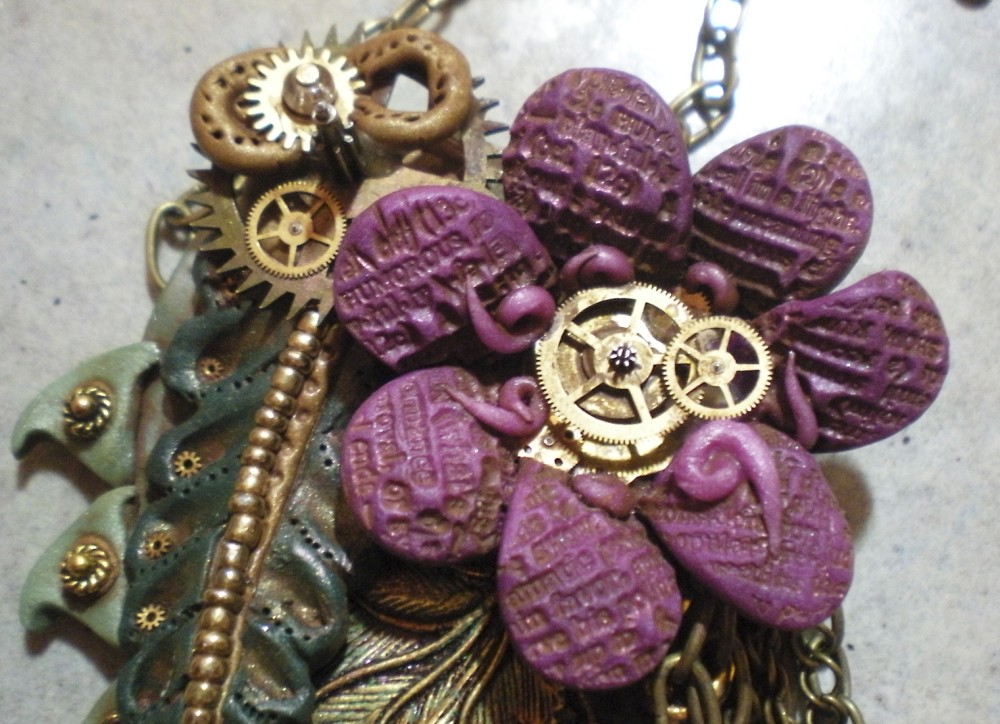 steampunk-flower-pendant-close-up