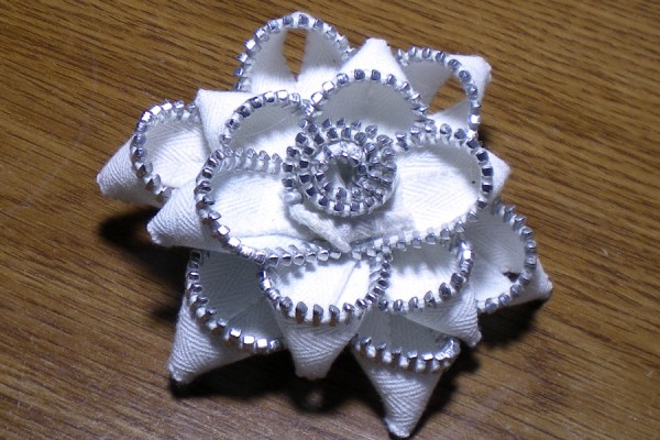 white and silver zipper flower