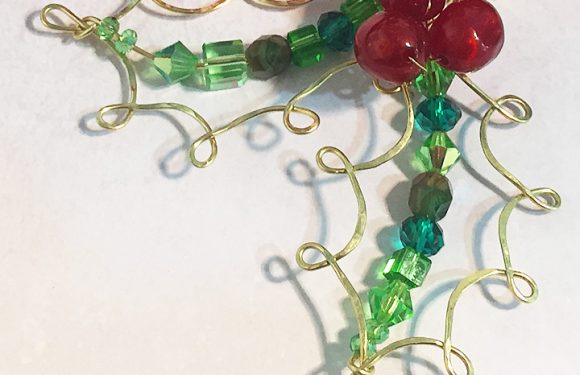 Whimsical Wire Holly Leaves-Beaded Christmas Pendant/Ornament/Decoration-Jewelry Tutorial